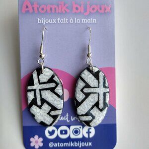 Handmade black and white polymer clay earrings. Boucles d'oreilles